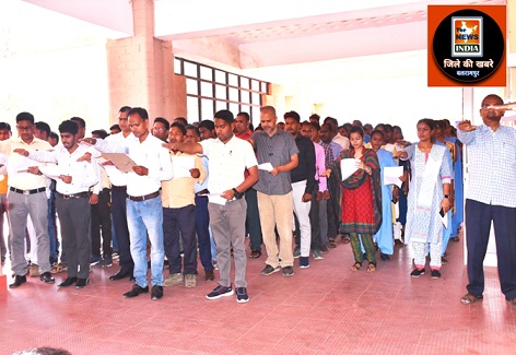  झीरम नक्सल हिंसा के शहीदों को संयुक्त जिला कार्यालय बलरामपुर में दी गई श्रद्धांजली