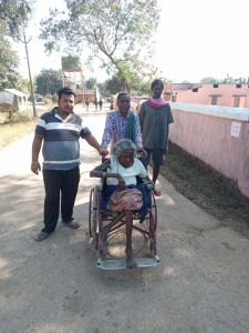  नगरी चुनाव जशपुर में 102 वर्षीय डेमनी बाई ने किया मतदान