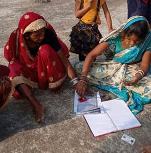  रायपुर : बैंक सखी से ग्रामीणों को अब घर में मिल रही पेंशन व मजदूरी