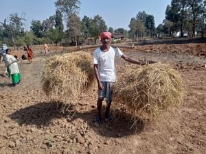 कांकेर : स्व-सहायता समूह की प्रेरणा से ग्रामीणजन उत्साहपूर्वक कर रहे हैं पैरादान