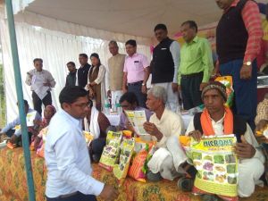  सूरजपुर : मृदा स्वास्थ्य कार्ड दिवस का किया गया आयोजन, श्री खेलसाय सिंह की उपस्थिति में कृषकों को हाईब्रिड मक्का बीज का किया गया वितरण
