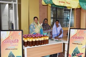 बलरामपुर : विशेष लेख - ग्रामीण अर्थव्यवस्था को मजबूत कर रही हैं महिलाएं, तेल प्रसंस्करण उद्योग की स्थापना से महिलाएं उत्साहित