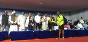  सूरजपुर : सायकिलिंग प्रतिस्पर्धा में विभिन्न केटेगरी के विनर्स को डॉ. प्रेमसाय के हाथो किया गया पुरस्कृत