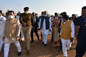 महासमुंद : मुख्यमंत्री श्री भूपेश बघेल का हैलिपेड स्थल पर कलेक्टर एवं पुलिस अधीक्षक ने किया स्वागत