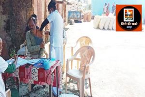 जशपुर : फरसाबहार विकासखंड के बनगांव व बगीचा के बिमड़ा धान खरीदी केन्द्र में किसानों को लगाया जा रहा है टीका