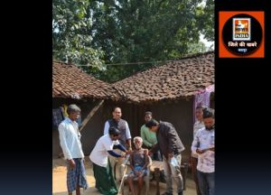 जशपुर :  स्वास्थ्य टीम द्वारा खेत खलिहान, दुकान और घर-घर जाकर लोगों को टीका लगाया गया