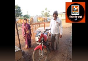 दुर्ग :  किसान का नवाचार, गोबर ढुलाई और चारा लाने के लिए बाइक के पीछे बना दिया स्ट्रक्चर