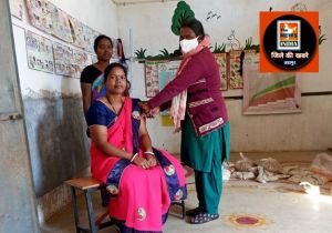 जशपुर : सफलता की कहानी- जिले में लोगों को कोरोना से सुरक्षित रखने लगातार पात्र हितग्राहियों को लगाया जा रहा है टीका
