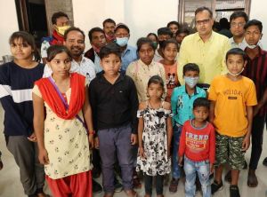 रायगढ़  जिले में कोरोना महामारी से माता-पिता को खो चुके 17 बच्चों को कलेक्टर सहित जिला प्रशासन के अधिकारियों ने लिया गोद