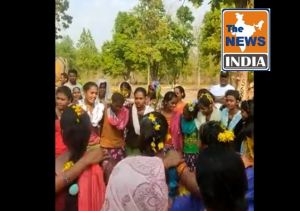  अति नक्सल प्रभावित क्षेत्र में सीआरपीएफ कोबरा डीआरजी जवानों के कैम्प आकर बीजा पंडुम मना रही हैं महिलाएं...