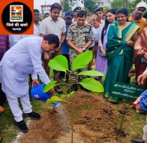 संसदीय सचिव श्री  चंद्राकर ने संजय कानन ‘कृष्ण कुंज’ में कदंब का लगाया पौधा, साथियों संग दही हांडी तोड़ी 