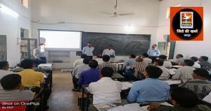  अपर कलेक्टर ने एमएलबी कन्या स्कूल जशपुर में मतदान दल के अधिकारी-कर्मचारियों के प्रशिक्षण का किया अवलोकन