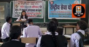  शासकीय महाविद्यालय कुनकुरी में भाषण और कविताओं के माध्यम से मतदान करने का दिया संदेश