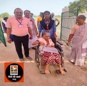  बुजुर्ग महिलाएं उत्साह के साथ वोट डालने पहुंच रही हैं मतदान केन्द्र 
