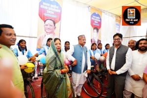 राज्य स्तरीय शाला प्रवेश उत्सव जब मुख्यमंत्री से मिली साइकिल तो छात्राओं ने सामूहिक रूप से घंटी बजाकर जताया उत्साह