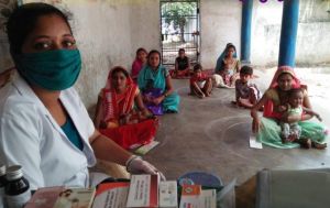 शासकीय अस्पताल और टीकाकरण केंद्रों पर सोशल डिस्टेंसिंग से कोरोनावायरस के खिलाफ लड़ी जा रही है जंग