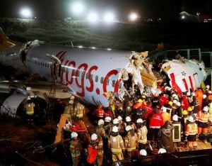  तुर्की में लैंडिंग के दौरान विमान रनवे से फिसलकर तीन हिस्सों में बंटा, 3 की मौत