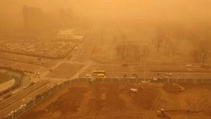 धूल भरी आंधी चलने से अचानक पीला पड़ गया चीन का बीजिंग शहर, गायब हो गए मंगोलिया के 341 लोग