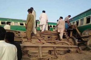  पाकिस्तान में बड़ा रेल हादसा: सिंध में दो ट्रेनों की टक्कर में 30 की मौत...
