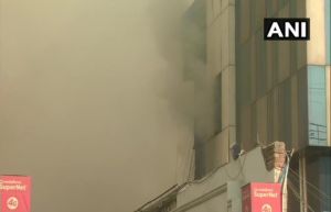  दिल्ली के पीरागढ़ी इलाके के एक फैक्ट्री में लगी भीषण आग, कई लोगों के फंसे होने की आशंका