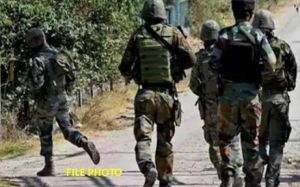  जम्‍मू-कश्‍मीर के शोपियां में सुरक्षाबलों और आतंकवादियों के बीच मुठभेड़, 1 आतंकी मारा गया 