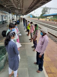 रेलवे प्लेटफॉर्म बना पद यात्रियों का हेल्थ कैंप, नहीं मिले कोविड आने के संकेत 