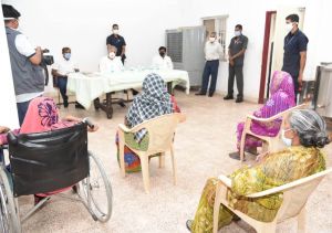 मुख्यमंत्री भूपेश बघेल कोरोना वाइरस के चलते बुजुर्गो के प्रति सवेदन शील ,माना के वृद्धाश्रम पहुंच कर जाना बुजुर्गों का हाल-चाल