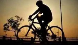  महाराष्ट्र के गढ़चिरौली से साइकिल चलाते हुए तेलंगाना के लिए निकले दो प्रवासी मजदूर, घर पहुँचते ही मजदूर की हार्ट अटैक से मौत 