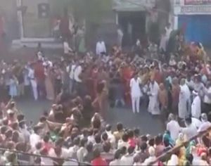  MP : सागर में जैन भिक्षुओं के स्वागत के लिए उमड़ी हजारों की भीड़, सोशल डिस्टनसिंग गायब 