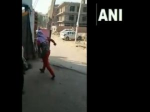  दिल्ली-गुरुग्राम सीमा पर लोगों ने पुलिस पर किया पथराव 