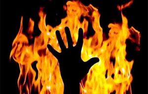  यूपी के प्रतापगढ़ में एक युवक को पेड़ पर बांधकर जिन्दा जलाया