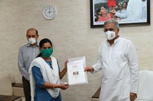  मुख्यमंत्री भूपेश बघेल  ने पॉवर ट्रांसमिशन कंपनी के 27 दिवंगत कर्मियों के आश्रितों को प्रदान किए अनुकंपा नियुक्ति पत्र