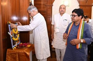  रायपुर : मुख्यमंत्री ने रानी दुर्गावती के बलिदान दिवस पर उनके तैल चित्र पर माल्यार्पण कर दी श्रद्धांजलि