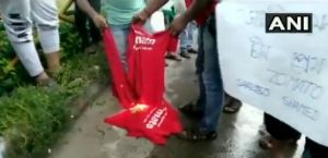  चीन के विरोध में जोमैटो डिलीवरी ब्वॉयज़ ने जलाई जर्सियां, कोलकाता में करीब 100 लोगों ने छोड़ी नौकरी 
