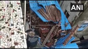  मुंबई में भारी बारिश, मरीन लाइन में इमारत गिरी