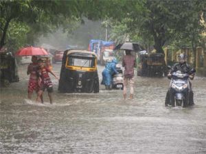  मौसम विभाग ने मुंबई में जारी किया रेड अलर्ट, भारी भारिश के चलते दफ्तरों को बंद रखने के आदेश 