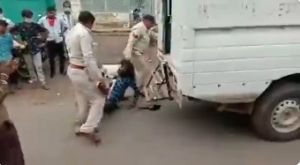  पुलिस की बर्बरता : सिख व्यक्ति को बाल पकड़कर घसीटा, सरेआम की पिटाई