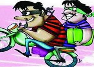  यूपी: बैंक के सामने बुजुर्ग से बाइक सवार बदमाशों ने लूटे लाखों रुपये...