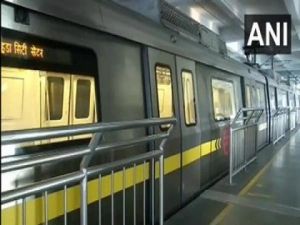  169 दिन बाद पटरी पर दौड़ी दिल्ली मेट्रो, खिल उठे चेहरे
