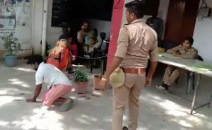  UP:दिव्यांग का आरोप, पुलिस कॉन्सटेबल ने उसके साथ दुर्व्यवहार और मारपीट की तथा उसे चौकी तक ले आया