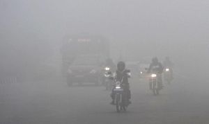  दिल्ली में प्रदूषण कम होने का नाम ही नहीं ले रहा, धुंध की सफेद चादर से लोग परेशान