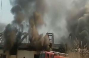 यूपी : डासना की एक फैक्ट्री में लगी भीषण आग