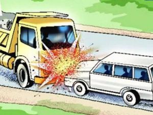  बिहार में हादसा : मिनी ट्रक से टकराई कार, एक ही परिवार के चार की 