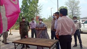 बलरामपुर : संभागायुक्त एवं पुलिस महानिरीक्षक ने सीमावर्ती चेकपोस्ट का किया निरीक्षण