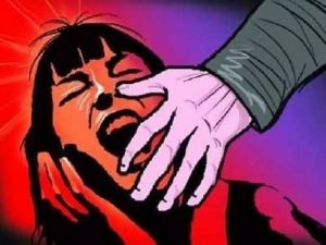  नाबालिग लड़की के बलात्कार के बाद हत्या का आरोप, शव का जबरन अंतिम संस्कार