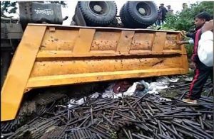  भीषण सड़क हादसा : बुलढाणा में लोहे के छड़ से भरा वाहन पलटने से, 13 मज़दूरों की मौत