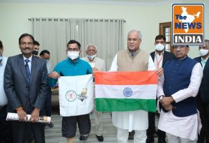 मुख्यमंत्री बघेल ने दिव्यांग पर्वतारोही चित्रसेन साहू को 12 लाख 60 हजार रूपए की राशि का चेक प्रदान किया