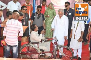 सोमारु को मिला बैटरी चलित ट्राईसाइकिल, मुख्यमंत्री के गिफ़्ट से चेहरे पर आई रौनक...