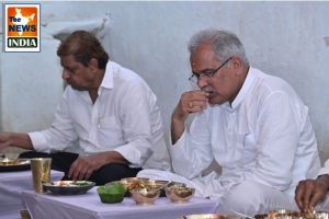   मुख्यमंत्री श्री भूपेश बघेल ने ग्राम पंचायत कुकदुर में श्री भगत राम पुसाम के यहां भोजन किया