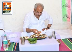  मुख्यमंत्री श्री बघेल ने श्री बाबूलाल माली के  घर पहुचकर किया पारम्परिक छत्तीसगढ़िया भोजन